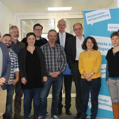 Foto: DKJS - Die drei Standorte im Programm "Gemeinsam Mittendrin Gestalten" beim Netzwerktreffen in Trier mit Vertretern der Bertelsmann Stiftung, der DKJS Berlin und Oberbürgermeister Wolfram Leibe.