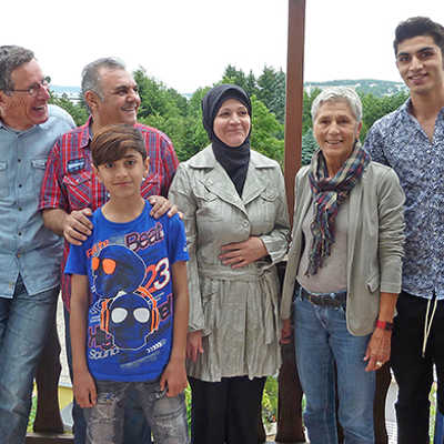 Rainer (2. v. l.) und Eva Machetanz (3. v. r.) im Kreise der syrischen Familie Gasheem: Mohamed, Vater Jamal mit Bashar, Mutter Fathia und die erwachsenen Söhne Mustafa und Abdul (v. l.). Foto: privat