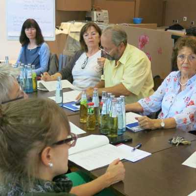 Bei einem Gespräch mit der Bürgermeisterin Elvira Garbes berichten die Willkommenscafés der verschiedenen Stadtteile über ihre Arbeit.