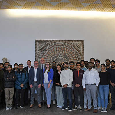 Der Oberbürgermeister und Vertreter der IHK, Stadt, Hochschule und Universität nehmen die internationalen Studierenden in Empfang.