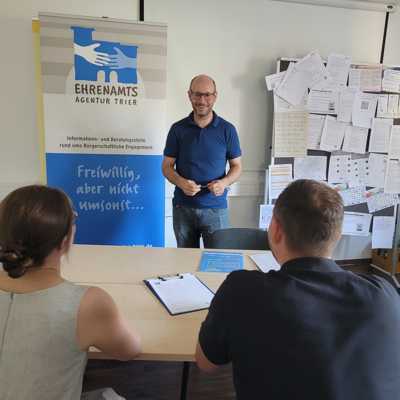 Wissensvermittlung: Rainer Freischmidt (stehend) organisiert gemeinsam mit der Diakonie die Schulungsreihe in der Flüchtlingshilfe.
