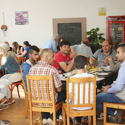 Die neun Willkommenscafés in den Ortsteilen (hier im Bürgerhaus Nord) sind ein wichtiger Baustein, um Flüchtlinge und Einheimische miteinander bekanntzumachen. 