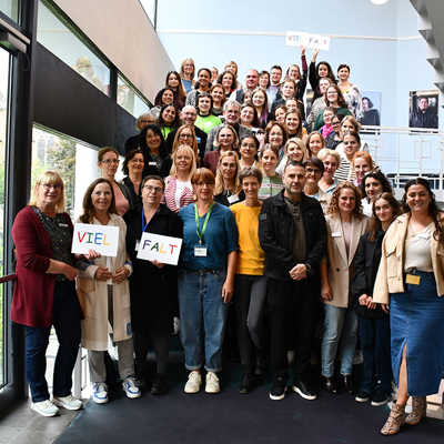 Knapp 40 Institutionen aus den Bereichen Arbeit, Bildung, Gesundheit, Kultur und der Beratungslandschaft präsentierten sich beim Infonachmittag im Theater.
