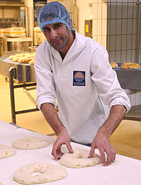 Ezat Khwaja aus Afghanistan bei seiner Arbeit in der Großbäckerei Biebelhausener Mühle.