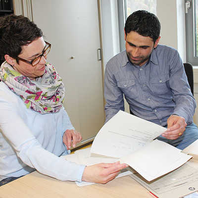 Rolan Arafat unterstützt Sabine Peters und weitere Kollegen beim Jobcenter unter anderem beim Sichten und Bewerten der Antragsunterlagen. 