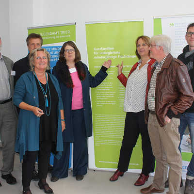 Achim Hettinger (Jugendamt), Reinhold Spitzley (Palais e.V.), Ministerin Irene Alt, Bürgermeisterin Angelika Birk, Sieglinde Schmitz (Don Bosco Helenenberg), Rudi Weber (Kreuznacher Diakonie) und Carsten Lang (Don Bosco Helenenberg, v. l.) stellen das Modell der Gastfamilien für unbegleitete Flüchtlinge vor.