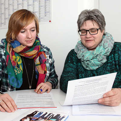 Elisa Winter (l.) und Kerstin Kirch gehen im Nachgang zu einem Beratungsgespräch nochmals den Kompetenzbogen eines Asylbewerbers durch, den sie zuvor gemeinsam ausgefüllt haben und der auch an die Agentur für Arbeit weitergeleitet wird. 