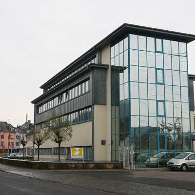 In diesem Bürogebäude neben dem Umspannwerk der RWE in Trier-West sind die Mitarbeiterinnen und Mitarbeiter der Abteilung Asyl untergebracht.