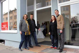 Sieglinde Schmitz, Rheinhold Spitzley, Christiane Hanke und Carsten Lang laden in ihr neues gemeinsames Servicecenter ein.