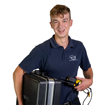 Junger Mann mit einem Werkzeugkoffer