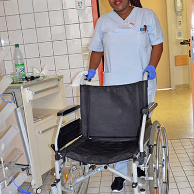 Lois Chiamaka Joseph floh alleine aus Nigeria und kam nach Trier. Bald beginnt sie eine Ausbildung zur Krankenpflegehelferin. Foto: Kreuznacher Diakonie