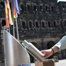 Vor der Porta Nigra wird an einem Wasserspender eine Trinkflasche gefüllt