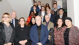 Nach der konstituierenden Sitzung des neugewählten Migrationsbeirats treffen sich die Mitglieder zu einem Gruppenfoto mit OB Wolfram Leibe (2. v. l.) im Rathaus. 