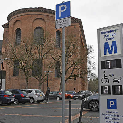 Parkplatz an der Konstantin-Basilika mit Infostele "Bewohnerparkzone M"