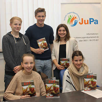 Bjarne Löhr, Jonas von der Groeben, Ioana Nescovici (hinten v. l. n. r.) sowie Paula Erzig und Xenia Rudenko (unten) vom Jugendparlament hat das Koch- und Buchprojekt viel Freude und neue Kontakte bereitet.