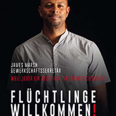 Gewerkschaftssekretär James Marsh, in Trier auch als Basketballer und Musiker bekannt, nimmt an der Plakataktion für Flüchtlinge und Helfer teil. Foto: Thomas Brenner