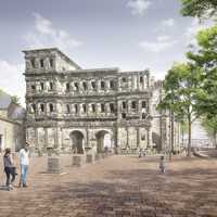 Die Grafik zeigt die Porta Nigra und ihren Vorplatz. Der Vorplatz ist mit rötlichen Ziegel glatt gekachelt. An der rechten Seite stehen Bäume.