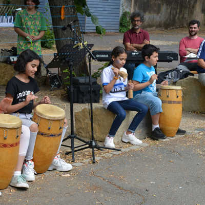 Die Rhythmusgruppe des Talentcampus zeigt, was sie bei den Dozenten Omar Abouhamdan, Saif Al-Khayyat und Engel Matthias Koch (hinten, v.l.) gelernt hat.